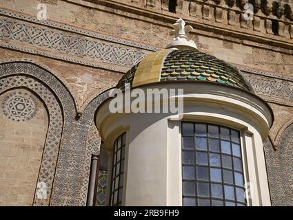 Vista panoramica della Cattedrale di Palermo con le piccole cupole laterali in stile barocco di Ferdinando fuga in Sicilia, Italia. Foto Stock