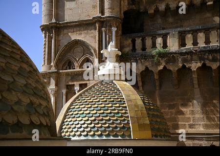 Vista panoramica della Cattedrale di Palermo con le piccole cupole laterali in stile barocco di Ferdinando fuga in Sicilia, Italia. Foto Stock