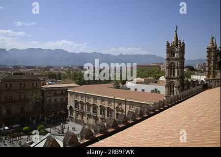 Paesaggio con vista panoramica di Piazza della Cattedrale, vista dalla Cattedrale di Palermo in stile gotico normanno, in Sicilia. Foto Stock