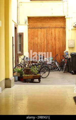 Cortile con biciclette a Francoforte sul meno, Germania Foto Stock