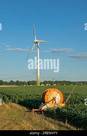 Centrale eolica, avvolgitubo, irrigazione, Melbeck, Ilmenau joint community, Bassa Sassonia, Germania Foto Stock