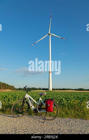 Centrale eolica, pista di campagna, campo, e-bike, Melbeck, Ilmenau, bassa Sassonia, Germania Foto Stock