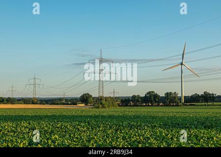 Piloni, centrali eoliche, Melbeck, Ilmenau, bassa Sassonia, Germania Foto Stock