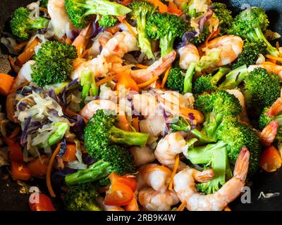 In un primo piano accattivante, un gustoso, colorato e salutare piatto di pesce fritto è al centro della scena. La deliziosa combinazione di succulente sh Foto Stock