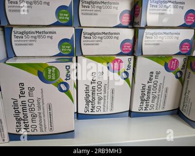 Sitagliptin metformina Teva 50mg100mg. Box medicine per diabete mellito (DM) o iperglicemia in farmacia drugstore.Combination di 2 substa attivi Foto Stock