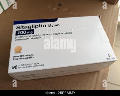 Sitagliptin Mylan100mg. Box medicine per diabete mellito (DM) o iperglicemia in farmacia farmacia.repubblica Ceca,Europa Foto Stock