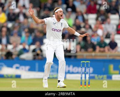 L'inglese Stuart Broad reagisce durante il terzo giorno del test match LV= Insurance Ashes Series a Headingley, Leeds. Data foto: Sabato 8 luglio 2023. Foto Stock