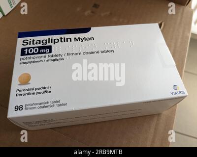 Sitagliptin Mylan100mg. Box medicine per diabete mellito (DM) o iperglicemia in farmacia farmacia.repubblica Ceca,Europa Foto Stock