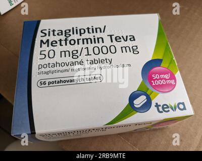 Sitagliptin metformina Teva 50mg100mg. Box medicine per diabete mellito (DM) o iperglicemia in farmacia drugstore.Combination di 2 substa attivi Foto Stock