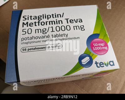 Sitagliptin metformina Teva 50mg100mg. Box medicine per diabete mellito (DM) o iperglicemia in farmacia drugstore.Combination di 2 substa attivi Foto Stock