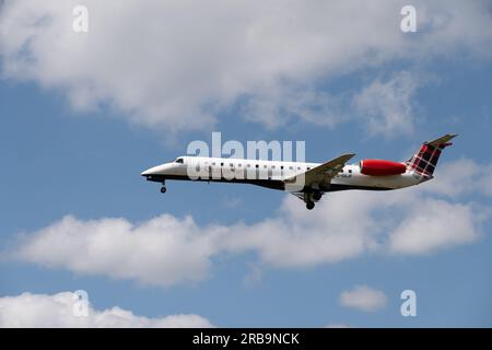 Loganair Embraer ERJ-145EP atterrando all'aeroporto di Birmingham, Regno Unito (G-SAJF) Foto Stock