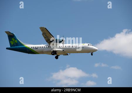 Aer Lingus Regional ATR 72-600 atterraggio all'aeroporto di Birmingham, Regno Unito (G-CMMK) Foto Stock