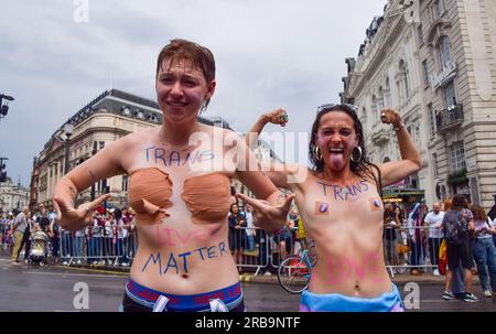 Londra, Inghilterra, Regno Unito. 8 luglio 2023. Migliaia di persone marciano attraverso il centro di Londra durante il Trans Pride 2023. (Immagine di credito: © Vuk Valcic/ZUMA Press Wire) SOLO USO EDITORIALE! Non per USO commerciale! Foto Stock