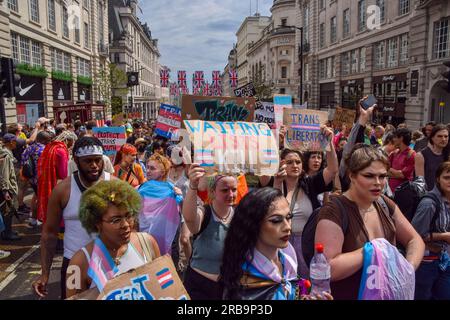 Londra, Inghilterra, Regno Unito. 8 luglio 2023. Migliaia di persone marciano attraverso il centro di Londra durante il Trans Pride 2023. (Immagine di credito: © Vuk Valcic/ZUMA Press Wire) SOLO USO EDITORIALE! Non per USO commerciale! Foto Stock