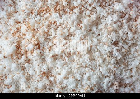 cocco appena grattugiato, anche noto come grattugiato o raschietto di cocco, piccoli pezzi finemente grattugiato o grattugiato, ingrediente comunemente utilizzato in varie cucine Foto Stock