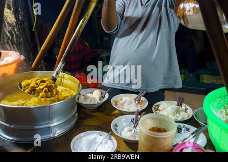 La zuppa di manzo di Madura o di Madura viene servita con riso e uova sode presso il tradizionale Street food stahl a Surabaya, Indonesia. Foto Stock