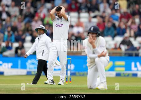 L'inglese Mark Wood reagisce durante il terzo giorno del test match della LV= Insurance Ashes Series a Headingley, Leeds. Data foto: Sabato 8 luglio 2023. Foto Stock