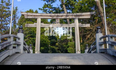 Ci sono tre enormi porte torii che portano al Santuario di Samukawa. Il terzo, San-no-Torii, si trova all'ingresso del Samukawa SH Foto Stock