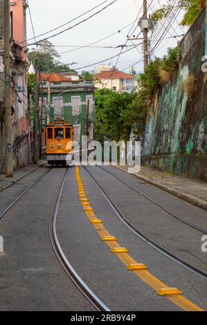 Tram giallo d'epoca che sale in collina nel quartiere di Santa Teresa a Rio de Janeiro Foto Stock