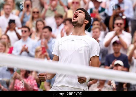 8 luglio 2023; All England Lawn Tennis and Croquet Club, Londra, Inghilterra: Torneo di tennis di Wimbledon; Carlos Alcaraz festeggia vincendo la partita contro Nicolas Jerry Foto Stock