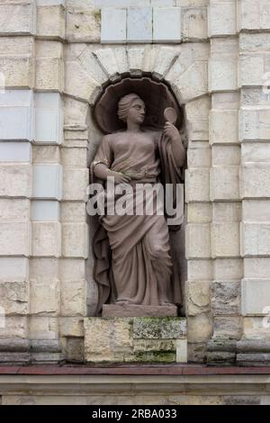 Una statua di Atena Poliada, che simboleggia la prudenza, nelle sue mani è uno specchio e un serpente, Petrovsky Gates, la fortezza di Pietro e Paolo, San Pietroburgo, Ru Foto Stock