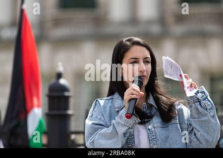 Belfast, Regno Unito. 8 luglio 2023. Attivista palestinese Leila Shomali. Rivolgendosi alla folla del Belfast sta con la marcia della Palestina. Organizzato dal Comitato di solidarietà Irlanda-Palestina (IPSC), Cairde Palestine, e Belfast sta con la Palestina, è venuto dopo l'assalto di Israele in Cisgiordania, che ha visto almeno 12 palestinesi uccisi, decine di feriti e molti altri fuggire dalle loro case. Crediti: Bonzo/Alamy Live News Foto Stock