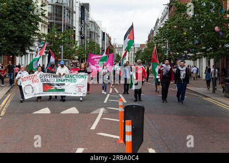 Belfast, Regno Unito. 8 luglio 2023. Organizzato dal Comitato di solidarietà Irlanda-Palestina (IPSC), Cairde Palestine, e Belfast sta con la Palestina, è venuto dopo l'assalto di Israele in Cisgiordania, che ha visto almeno 12 palestinesi uccisi, decine di feriti e molti altri fuggire dalle loro case. Rivolgendosi ai manifestanti del Municipio, People Before Profit Gerry Carroll ha dichiarato: "È importante riunirsi oggi per inviare un messaggio di condanna contro le azioni dello Stato israeliano, in particolare nelle ultime settimane. Crediti: Bonzo/Alamy Live News Foto Stock