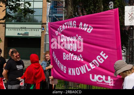 Belfast, Regno Unito. 8 luglio 2023. Organizzato dal Comitato di solidarietà Irlanda-Palestina (IPSC), Cairde Palestine, e Belfast sta con la Palestina, è venuto dopo l'assalto di Israele in Cisgiordania, che ha visto almeno 12 palestinesi uccisi, decine di feriti e molti altri fuggire dalle loro case. Rivolgendosi ai manifestanti del Municipio, People Before Profit Gerry Carroll ha dichiarato: "È importante riunirsi oggi per inviare un messaggio di condanna contro le azioni dello Stato israeliano, in particolare nelle ultime settimane. Crediti: Bonzo/Alamy Live News Foto Stock