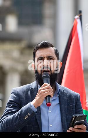 Belfast, Regno Unito. 8 luglio 2023. Ali Khan della Belfast Multi-Cultural Association (BMCA) rivolgendosi alla folla alla marcia di solidarietà della Palestina a Belfast. Organizzato dal Comitato di solidarietà Irlanda-Palestina (IPSC), Cairde Palestine, e Belfast sta con la Palestina, è venuto dopo l'assalto di Israele in Cisgiordania, che ha visto almeno 12 palestinesi uccisi, decine di feriti e molti altri fuggire dalle loro case. Crediti: Bonzo/Alamy Live News Foto Stock