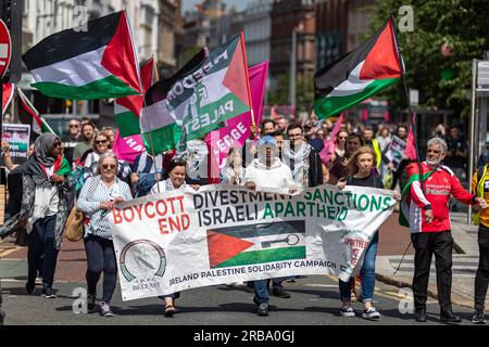 Belfast, Regno Unito. 8 luglio 2023. Organizzato dal Comitato di solidarietà Irlanda-Palestina (IPSC), Cairde Palestine, e Belfast sta con la Palestina, è venuto dopo l'assalto di Israele in Cisgiordania, che ha visto almeno 12 palestinesi uccisi, decine di feriti e molti altri fuggire dalle loro case. Rivolgendosi ai manifestanti del Municipio, People Before Profit Gerry Carroll ha dichiarato: "È importante riunirsi oggi per inviare un messaggio di condanna contro le azioni dello Stato israeliano, in particolare nelle ultime settimane. Crediti: Bonzo/Alamy Live News Foto Stock