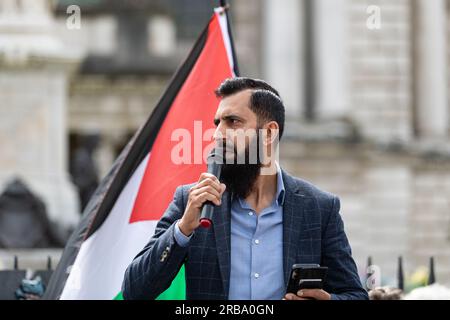 Belfast, Regno Unito. 8 luglio 2023. Ali Khan della Belfast Multi-Cultural Association (BMCA) rivolgendosi alla folla alla marcia di solidarietà della Palestina a Belfast. Organizzato dal Comitato di solidarietà Irlanda-Palestina (IPSC), Cairde Palestine, e Belfast sta con la Palestina, è venuto dopo l'assalto di Israele in Cisgiordania, che ha visto almeno 12 palestinesi uccisi, decine di feriti e molti altri fuggire dalle loro case. Crediti: Bonzo/Alamy Live News Foto Stock