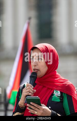 Belfast, Regno Unito. 8 luglio 2023. Azadeh Sobout rivolgendosi alla folla fuori dal Municipio di Belfast il Rally organizzato dal Comitato di solidarietà Irlanda-Palestina (IPSC), Cairde Palestine e Belfast sta con la Palestina, è venuto dopo l'assalto di Israele in Cisgiordania, che ha visto almeno 12 palestinesi uccisi, decine di feriti e molti altri fuggire dalle loro case. Crediti: Bonzo/Alamy Live News Foto Stock