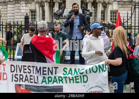 Belfast, Regno Unito. 8 luglio 2023. Ali Khan della Belfast Multi-Cultural Association (BMCA) rivolgendosi alla folla alla marcia di solidarietà della Palestina a Belfast. Organizzato dal Comitato di solidarietà Irlanda-Palestina (IPSC), Cairde Palestine, e Belfast sta con la Palestina, è venuto dopo l'assalto di Israele in Cisgiordania, che ha visto almeno 12 palestinesi uccisi, decine di feriti e molti altri fuggire dalle loro case. Crediti: Bonzo/Alamy Live News Foto Stock