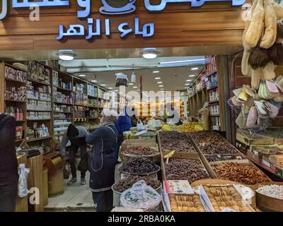 Amman, Giordania, diversi tipi di negozi di alimentari presso il bazar locale (souk) di Amman, tradizionale mercato locale con cibo e spezie in ciotole e borse Foto Stock