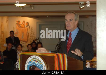 Evento di lancio al Main Interior per il programma di lettura e miglioramento delle competenze matematiche del Bureau of Indian Education 'BIE READS', con il segretario Dirk Kempthorne che si unisce all'assistente segretario per gli affari indiani Carl Artman e il direttore ad interim del Bureau of Indian Education Kevin Skenandore, tra gli altri funzionari, Insieme a studenti e docenti delle scuole finanziate dal Bureau of Indian Education nella riserva indiana di Puyallup a Washington, il Jemez Pueblo nel nuovo Messico e la riserva indiana Alamo Navajo nel nuovo Messico Foto Stock