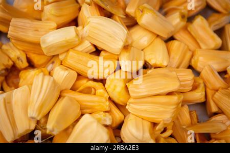 Mazzo di Jackfruit sbucciato in un mercato in vendita Foto Stock