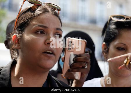 Parigi, Francia. 8 luglio 2023. Manifestazione proibita contro la violenza della polizia per la giustizia in Nahel, per denunciare la violenza della polizia e per chiedere altre politiche rivolte ai giovani e ai quartieri della classe operaia sabato 8 luglio 2023 a Parigi, in Francia. Crediti: Bernard Menigault/Alamy Live News Foto Stock