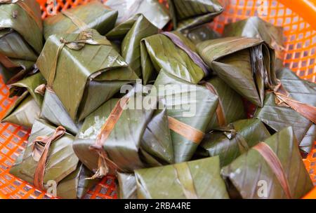 Diversi tipi di alimenti ripieni in foglie di palma Foto Stock