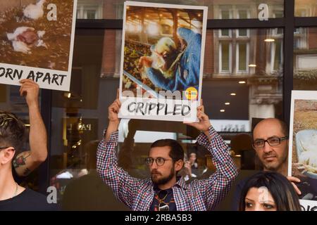 Londra, Regno Unito. 8 luglio 2023. Gli attivisti del gruppo Open Cages hanno organizzato una protesta fuori dal supermercato Lidl su Tottenham Court Road dopo che sono stati rilasciati filmati di estrema crudeltà per i polli girati in una fattoria nel Lincolnshire collegata ai negozi Lidl. Credito: Vuk Valcic/Alamy Live News Foto Stock