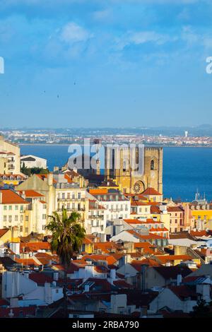 Vista dal giardino di San Pedro de Alcantara, Lisbona, Portogallo Foto Stock