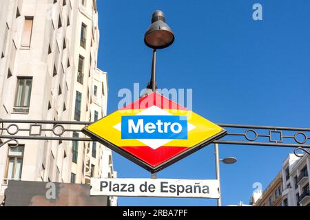 Cartello d'ingresso della metropolitana d'epoca, Plaza de Espana, Centro, Madrid, Regno di Spagna Foto Stock