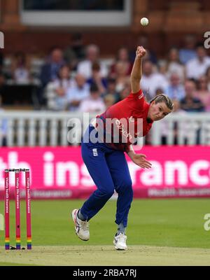 Lauren Bell bowling inglese durante la terza partita Vitality IT20 al Lord's di Londra. Data foto: Sabato 8 luglio 2023. Vedi la storia della Pennsylvania CRICKET England Women. Il credito fotografico dovrebbe essere: Nick Potts/PA Wire. RESTRIZIONI: Solo per uso editoriale. Nessun uso commerciale senza il previo consenso scritto della BCE. Utilizzare solo immagini fisse. Nessuna immagine in movimento per emulare la trasmissione. Non rimuovere o oscurare i logo degli sponsor. Foto Stock