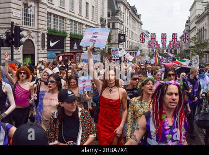 Londra, Regno Unito. 8 luglio 2023. Migliaia di persone marciano attraverso il centro di Londra durante il Trans Pride 2023. Credito: Vuk Valcic/Alamy Live News Foto Stock