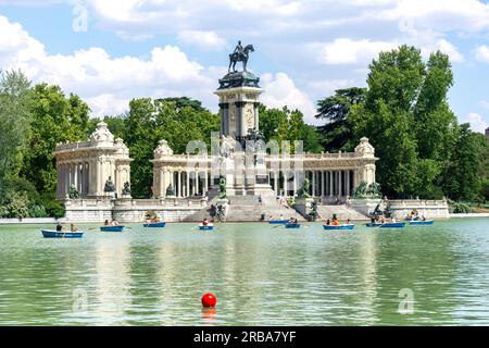 Monumento al re Alfonso XII sul grande stagno di El Retiro, Parque del Buen Retiro, Centro, Madrid, Regno di Spagna Foto Stock