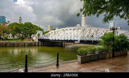 L'iconico ponte di ferro Cavenagh di Singapore. Preso in un giorno di pioggia senza nessuno Foto Stock