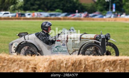1935 Austin Ulster «WP9956» ha guidato il circuito al Bicester Flywheel festival 2023. Foto Stock