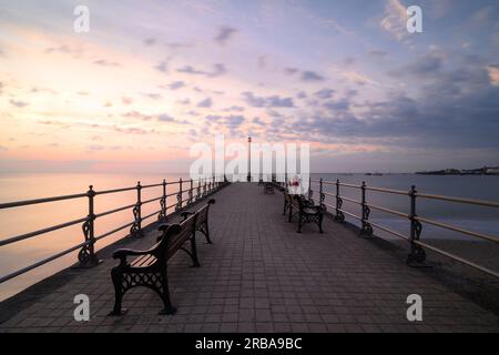 Swanage, Dorset, Regno Unito. 8 luglio 2023. Meteo del Regno Unito: I bellissimi colori dell'alba illuminano il cielo all'alba, mentre il fronte meteorologico porta il clima mutevole nella località balneare di Swanage il sabato mattina. Crediti: Celia McMahon/Alamy Live News Foto Stock