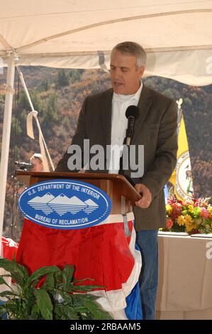 Visita del segretario Dirk Kempthorne a Durango, Colorado, per la partecipazione alle cerimonie che segnano il quasi completamento delle caratteristiche principali del progetto Animas-la Plata del Bureau of Reclamation, tra cui la costruzione della diga del bacino di Ridges e delle strutture di lancio del bacino di Basin Creek, l'impianto di pompaggio Durango e il condotto di insenatura del bacino di Ridges. All'evento si unirono il segretario Kempthorne, l'avvocato degli interni David Bernhardt, il Commissario del Bureau of Reclamation Robert Johnson, il senatore del Colorado e futuro segretario degli interni Ken Salazar, il governatore del Colorado Bill Ritter, il presidente Clement Frost della Southern U Foto Stock