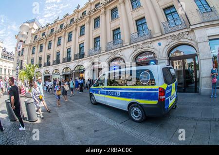 Monaco, Baviera, Germania. 8 luglio 2023. La polizia dello Stachus di Monaco è ormai diventata la patria di centinaia di giovani con origini migratorie che si occupano di atti violenti, che trasportano armi, spacciano droga, molestano e derubano turisti e passanti. Recentemente è stato pubblicato uno studio che discute del problema delle bande giovanili e dei punti caldi di Monaco che spingono alcune di queste persone in aree meno sorvegliate come Pasing, Aubing e Laim. (Immagine di credito: © Sachelle Babbar/ZUMA Press Wire) SOLO USO EDITORIALE! Non per USO commerciale! Foto Stock