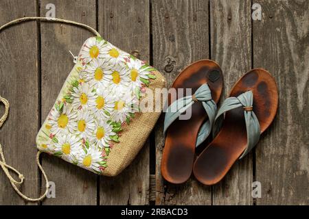 scarpe da donna con un dito e una piccola borsa su uno sfondo di legno da vicino Foto Stock